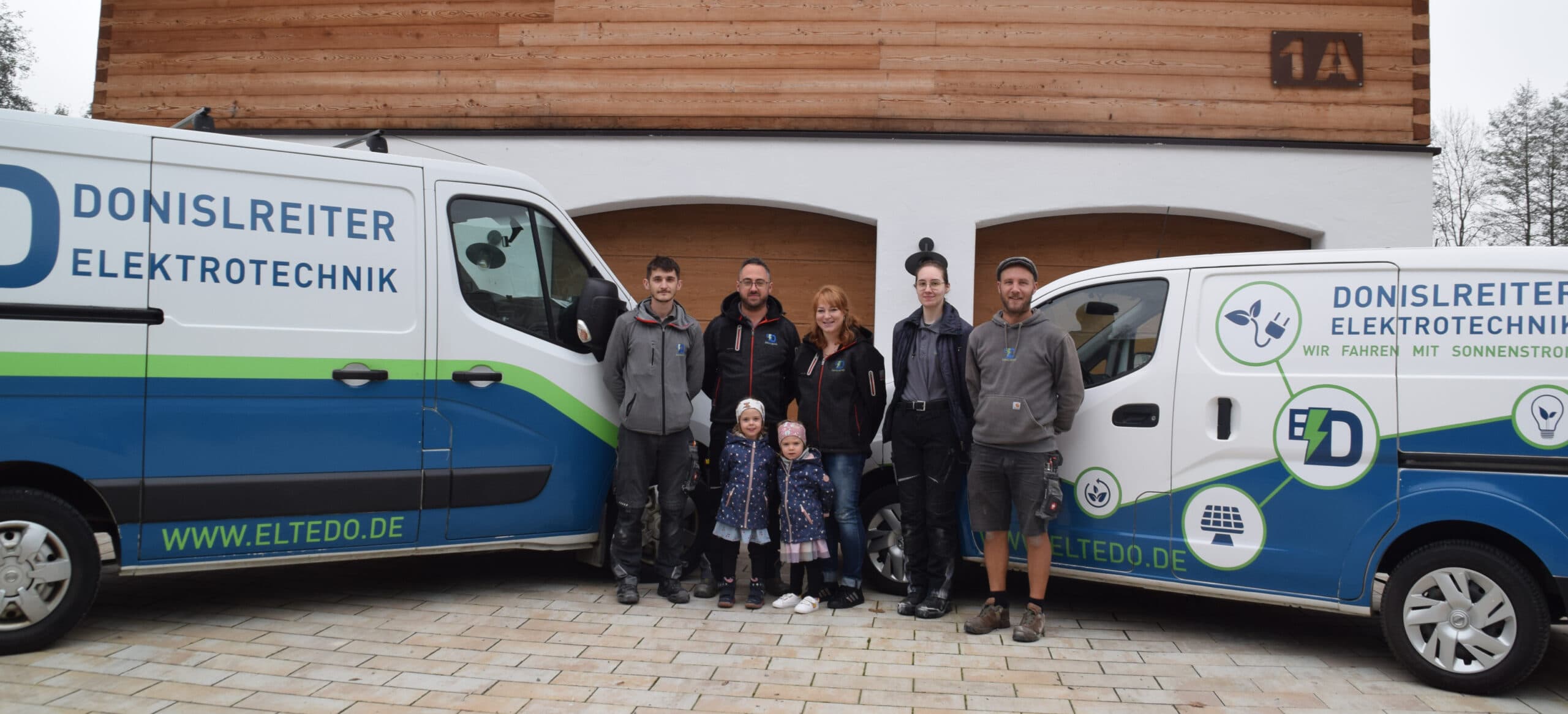ELTEDO – Elektrotechnik Donislreiter: Team und Firmenfahrzeuge in Tüßling