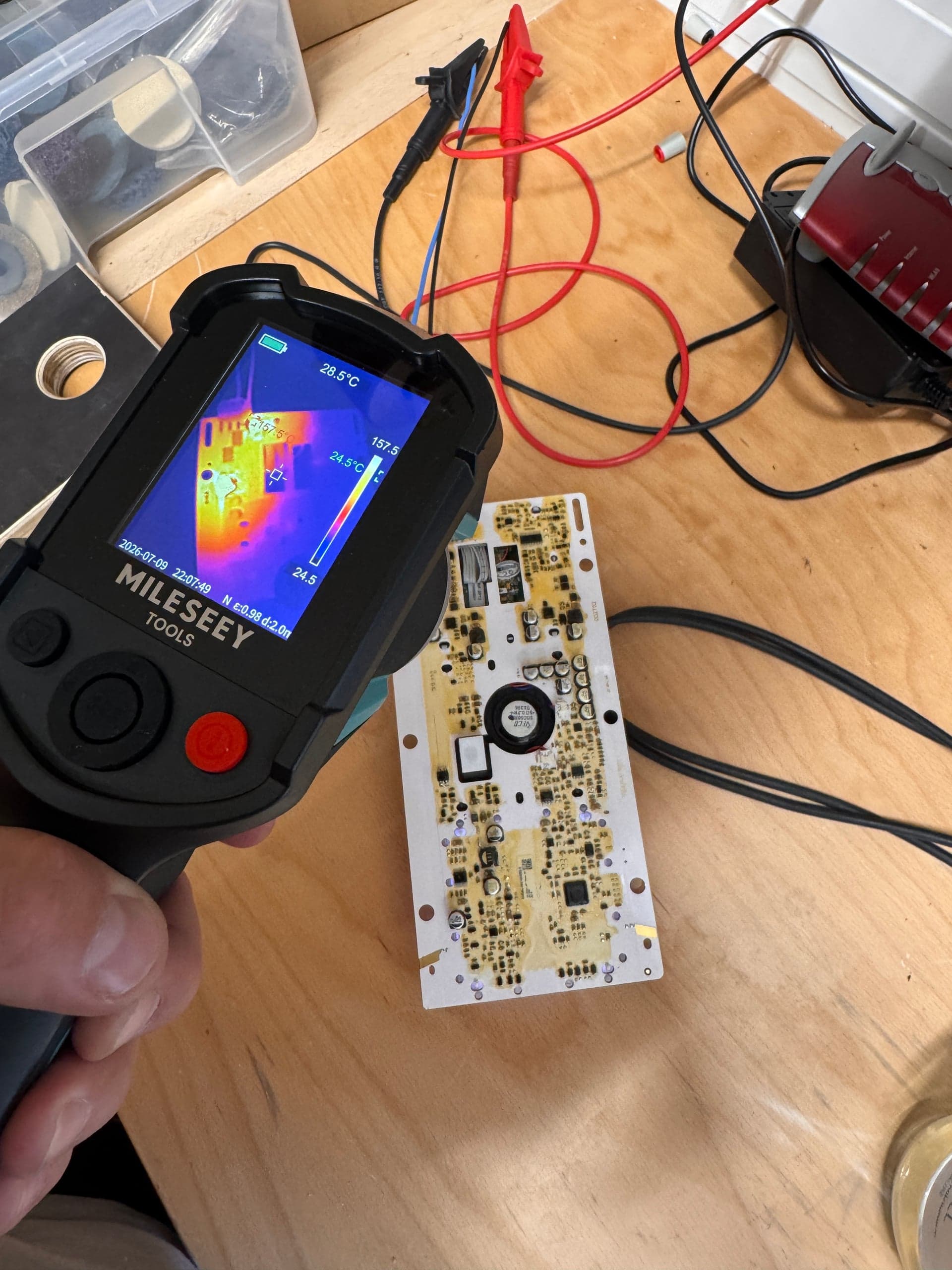 Ein Elektriker dokumentiert einen Überspannungsschaden an einer Unterverteilung in einem Wohnhaus